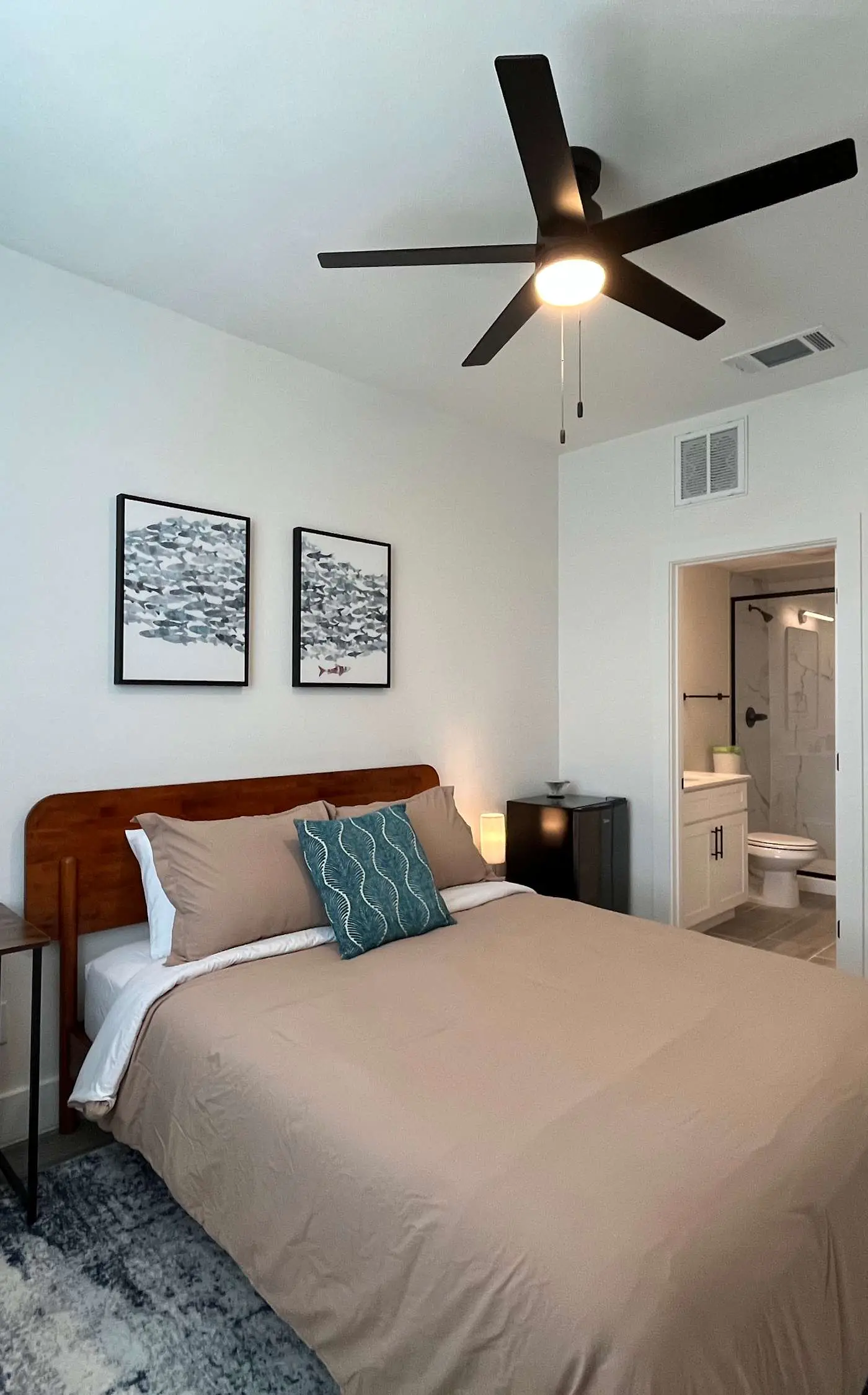 Bishop Arts 6BR/6BA townhouse, sleeps 12, parking