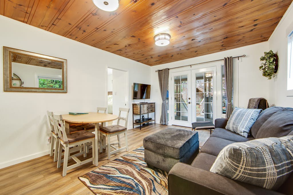 Guerneville Dog-Friendly Redwood Cottage with Hot Tub