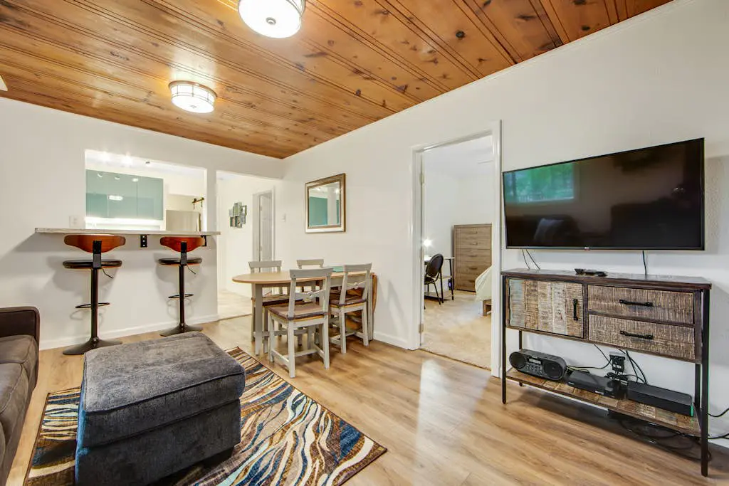 Wanderlust Cottage - Guerneville Dog-Friendly Redwood Cottage with Hot Tub