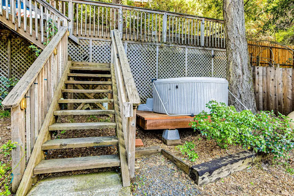 Wanderlust Cottage - Guerneville Dog-Friendly Redwood Cottage with Hot Tub