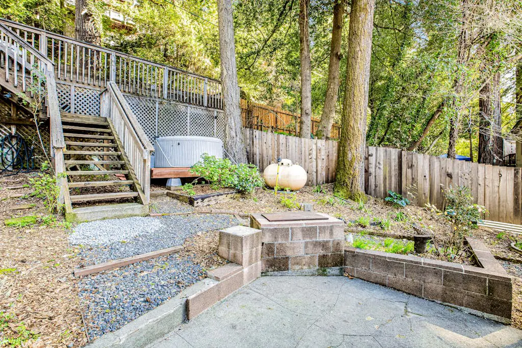 Wanderlust Cottage - Guerneville Dog-Friendly Redwood Cottage with Hot Tub