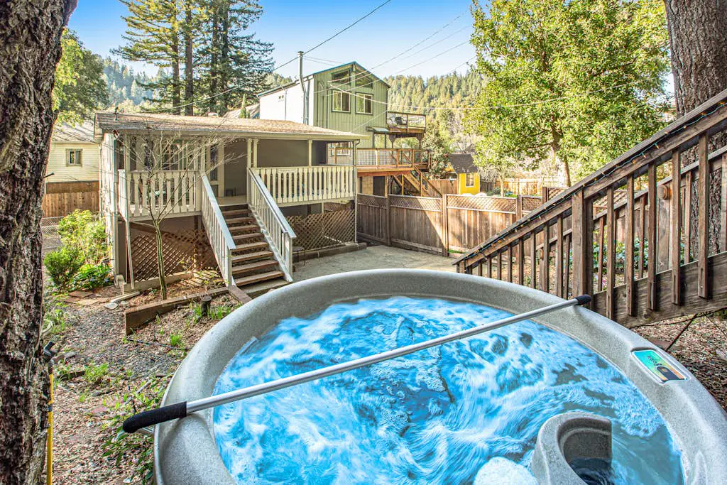 Wanderlust Cottage - Guerneville Dog-Friendly Redwood Cottage with Hot Tub
