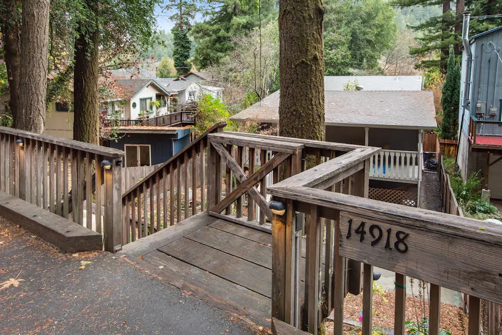 Wanderlust Cottage - Guerneville Dog-Friendly Redwood Cottage with Hot Tub
