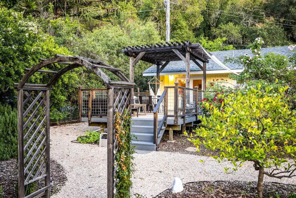 Cloverdale Creekside Retreat - Cloverdale Dog-Friendly Riverfront Cottage with Deck