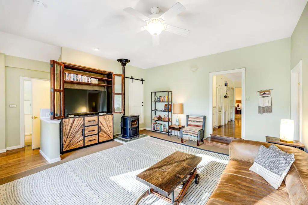 Cloverdale Creekside Retreat - Cloverdale Dog-Friendly Riverfront Cottage with Deck