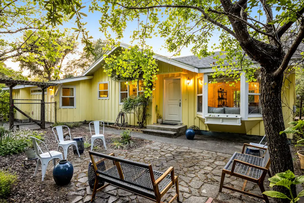 Cloverdale Creekside Retreat - Cloverdale Dog-Friendly Riverfront Cottage with Deck