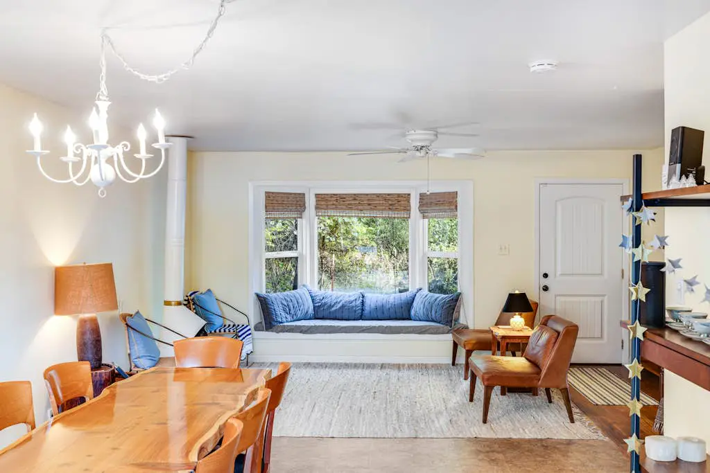 Cloverdale Creekside Retreat - Cloverdale Dog-Friendly Riverfront Cottage with Deck