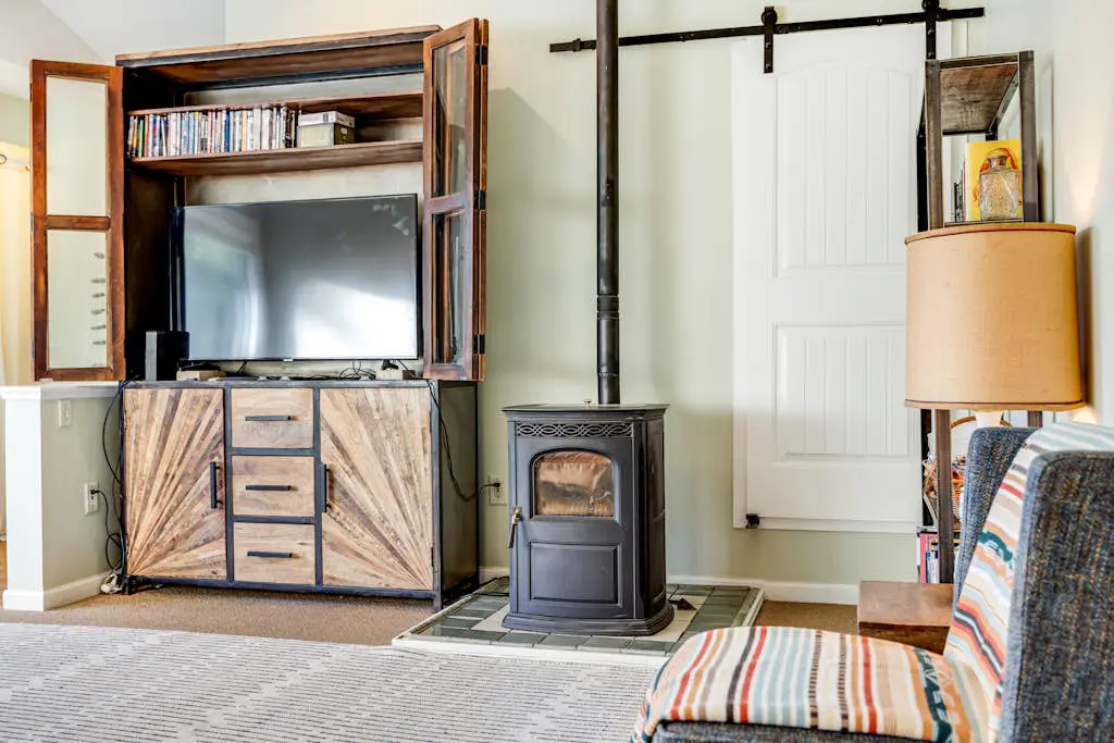 Cloverdale Creekside Retreat - Cloverdale Dog-Friendly Riverfront Cottage with Deck