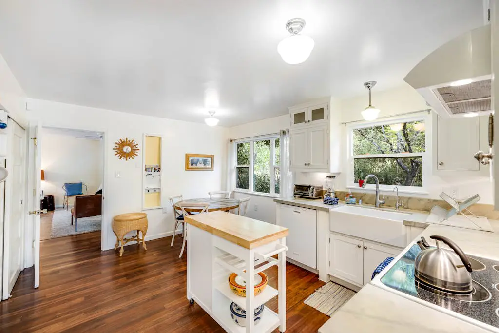Cloverdale Creekside Retreat - Cloverdale Dog-Friendly Riverfront Cottage with Deck