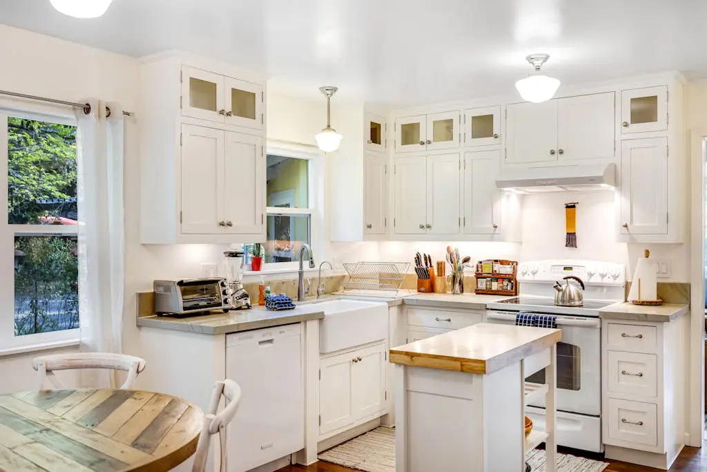 Cloverdale Creekside Retreat - Cloverdale Dog-Friendly Riverfront Cottage with Deck