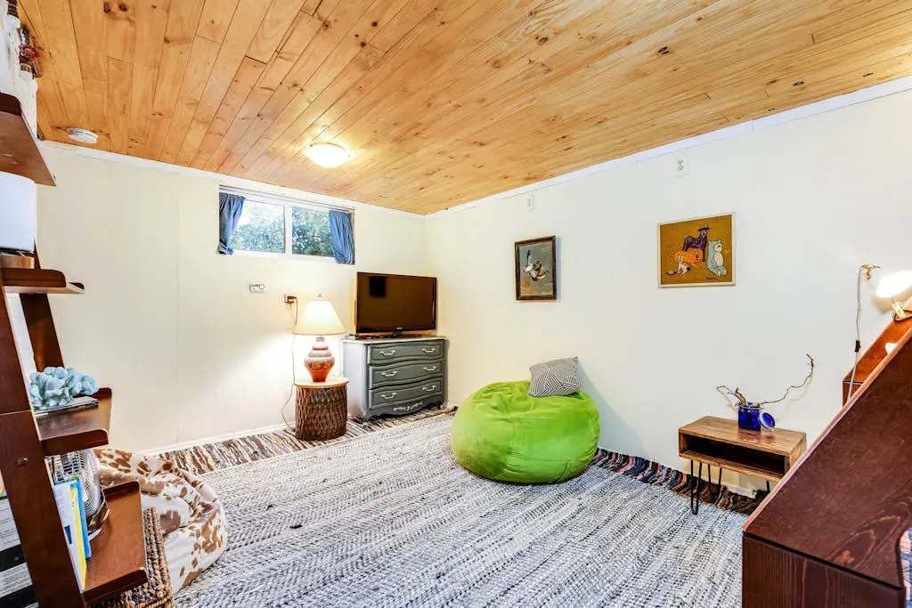 Cloverdale Creekside Retreat - Cloverdale Dog-Friendly Riverfront Cottage with Deck
