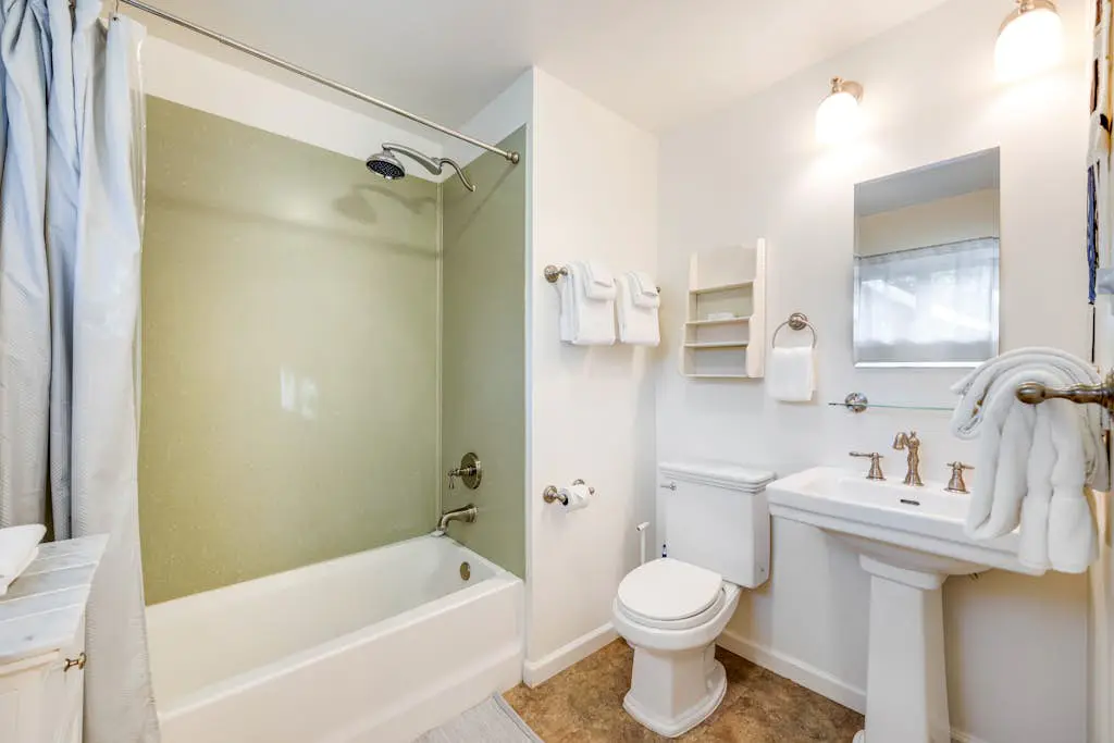Cloverdale Creekside Retreat - Cloverdale Dog-Friendly Riverfront Cottage with Deck
