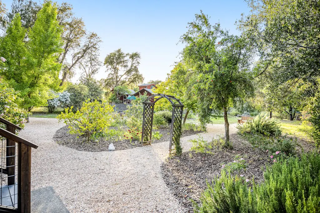 Cloverdale Creekside Retreat - Cloverdale Dog-Friendly Riverfront Cottage with Deck
