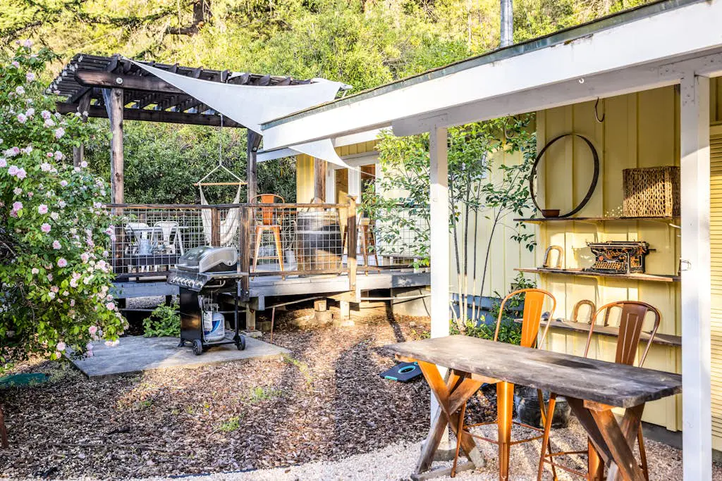 Cloverdale Creekside Retreat - Cloverdale Dog-Friendly Riverfront Cottage with Deck