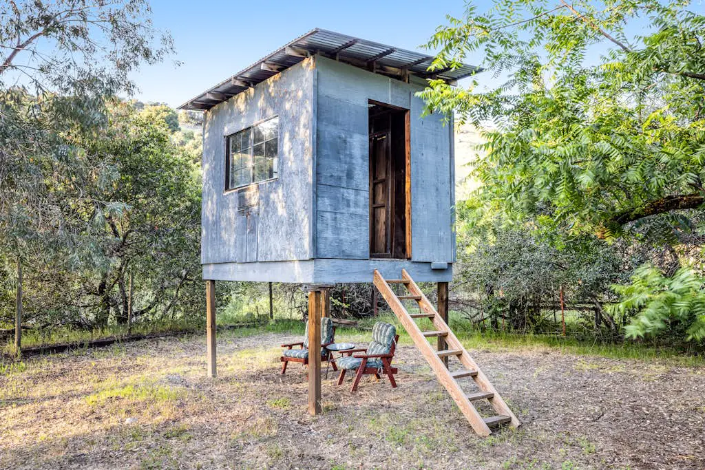 Cloverdale Creekside Retreat - Cloverdale Dog-Friendly Riverfront Cottage with Deck