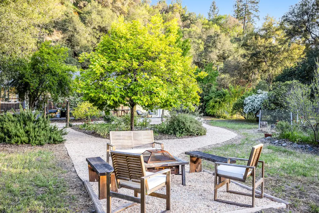 Cloverdale Creekside Retreat - Cloverdale Dog-Friendly Riverfront Cottage with Deck