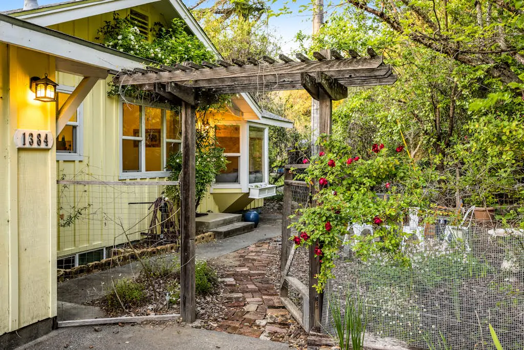 Cloverdale Creekside Retreat - Cloverdale Dog-Friendly Riverfront Cottage with Deck