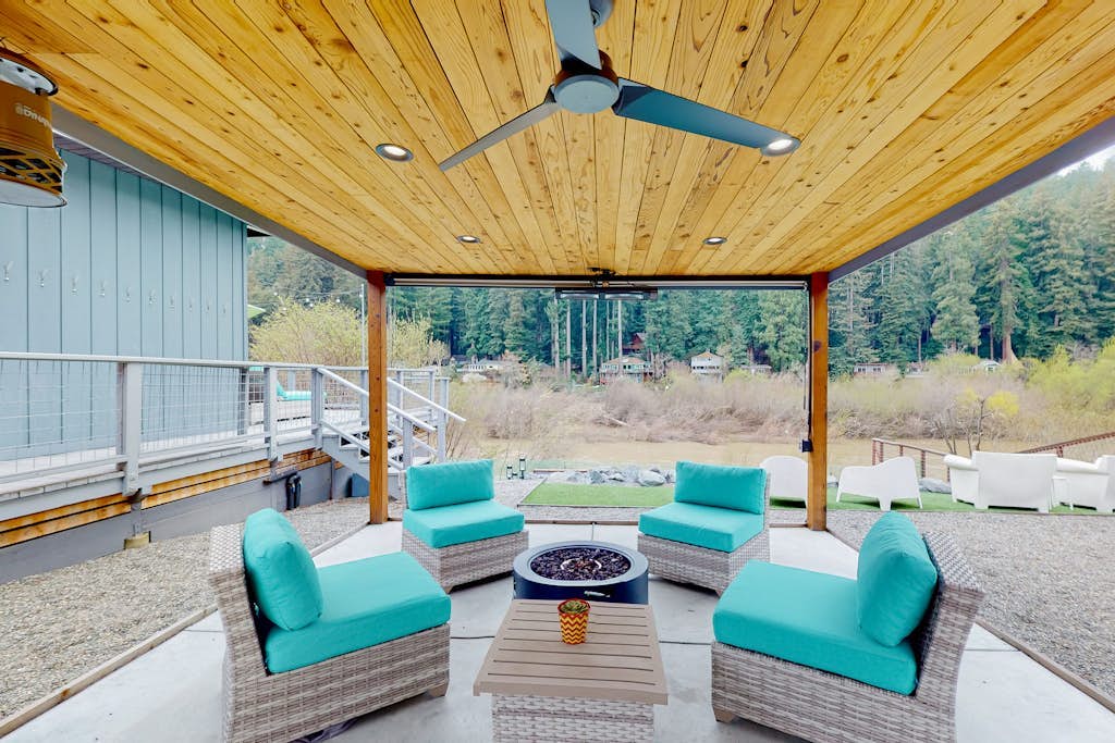 Monte Rio Dog-Friendly Riverfront Hot Tub Retreat