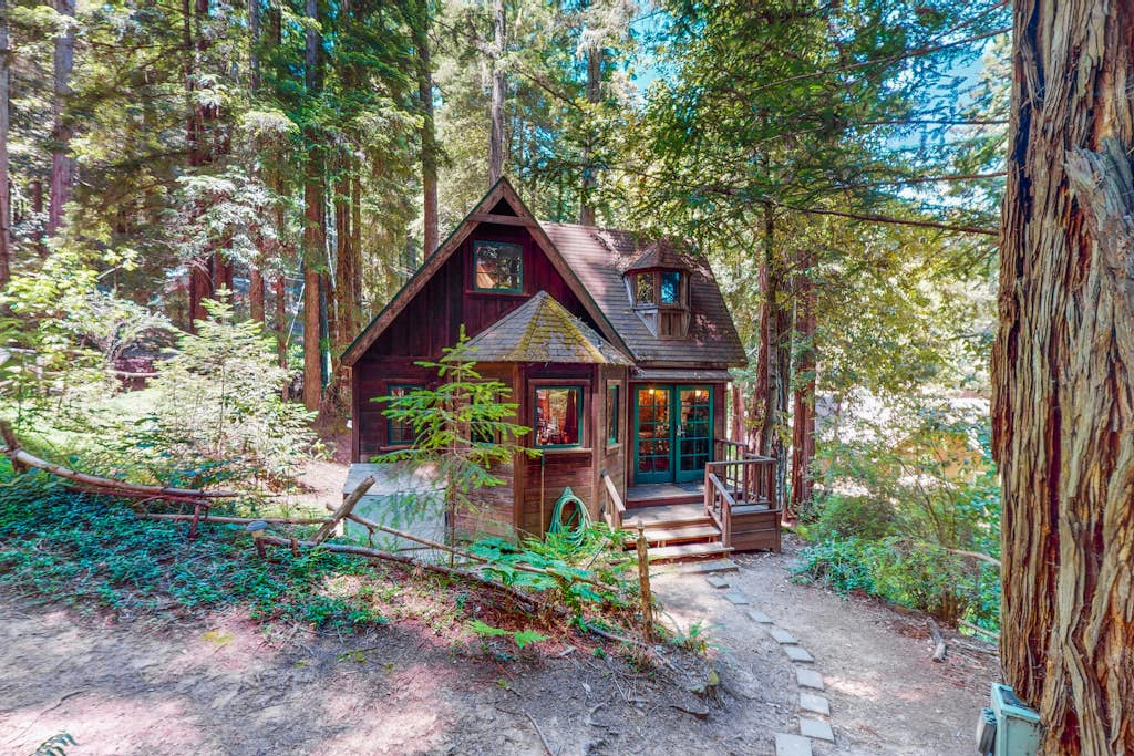 Cazadero Dog-Friendly Cottage for Two with Hot Tub