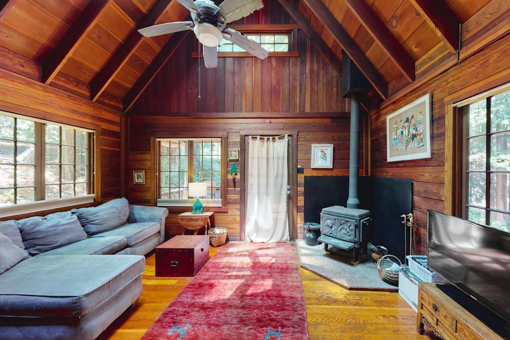 Cazadero Dog-Friendly Cottage for Two with Hot Tub
