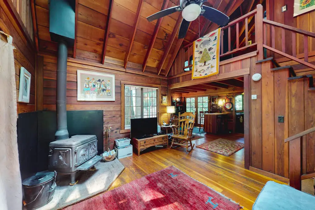 Cazadero Dog-Friendly Cottage for Two with Hot Tub
