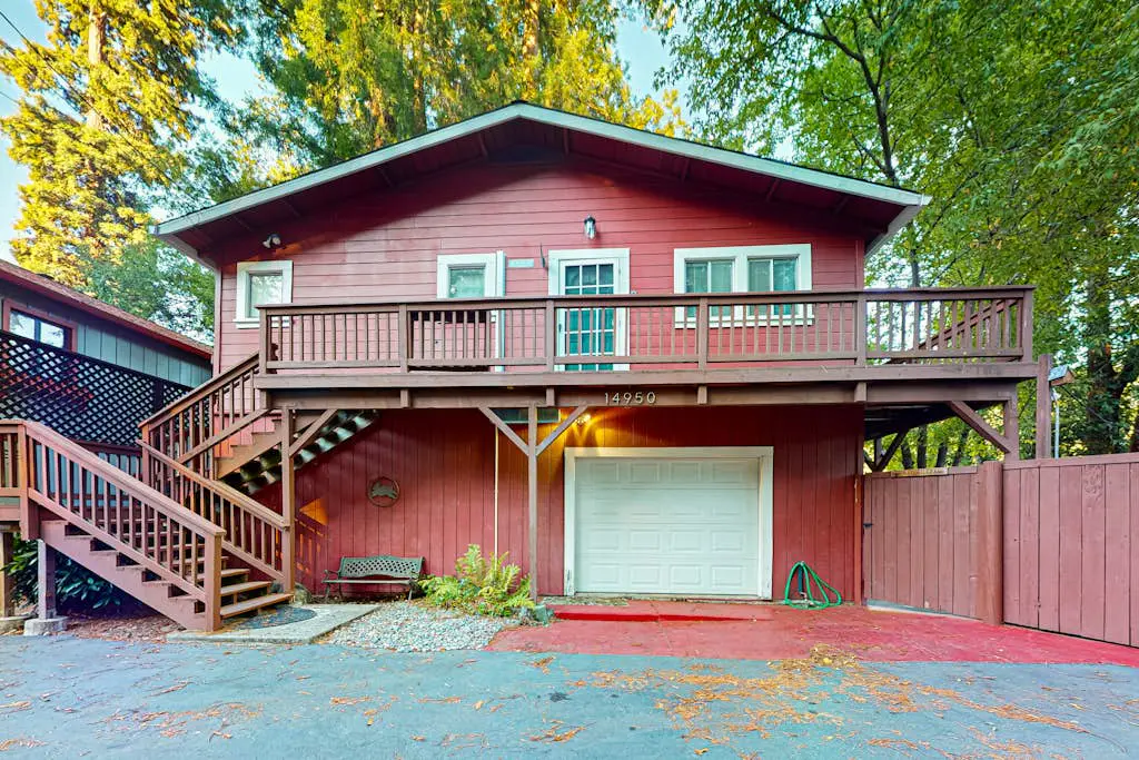 Villa Eileen - Guerneville Dog-Friendly Riverfront Cabin with Outdoor Kitchen