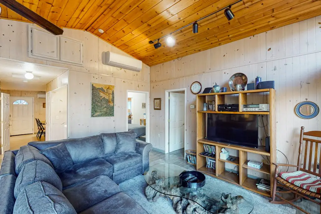 Villa Eileen - Guerneville Dog-Friendly Riverfront Cabin with Outdoor Kitchen