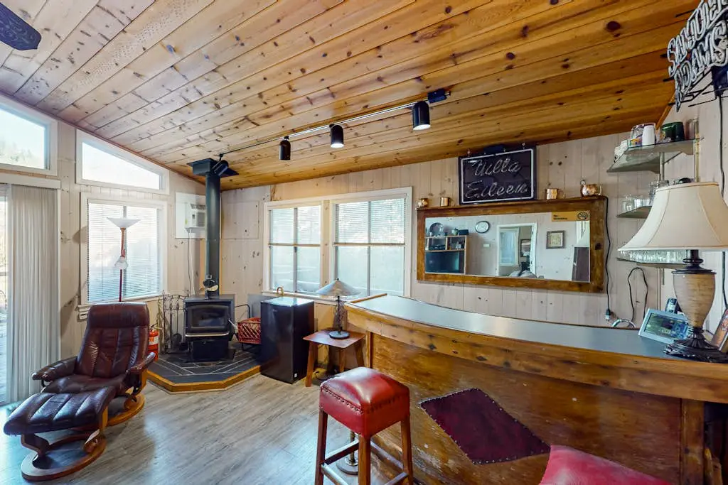 Villa Eileen - Guerneville Dog-Friendly Riverfront Cabin with Outdoor Kitchen