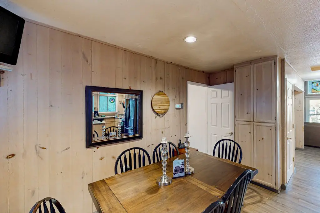 Villa Eileen - Guerneville Dog-Friendly Riverfront Cabin with Outdoor Kitchen