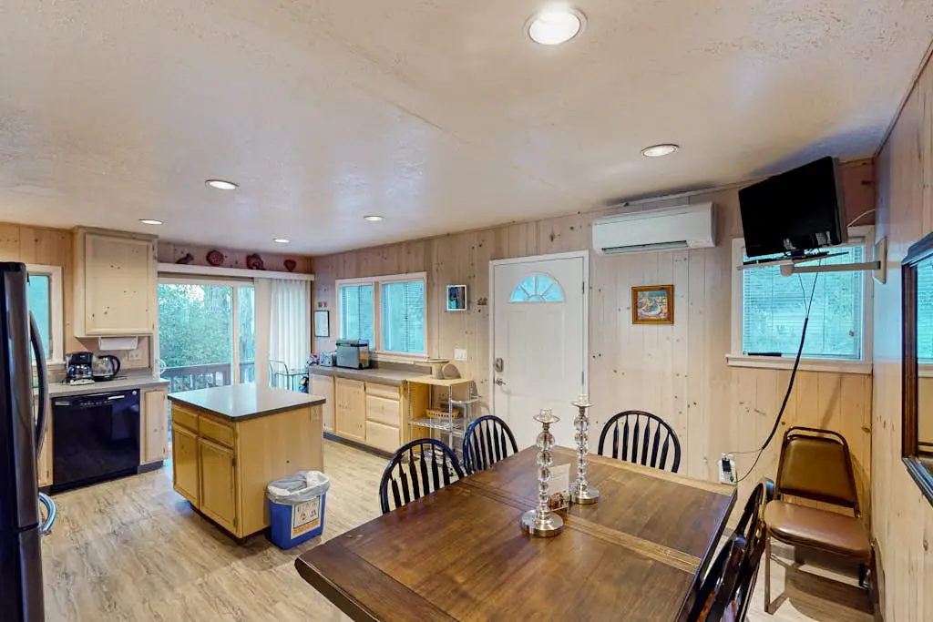 Villa Eileen - Guerneville Dog-Friendly Riverfront Cabin with Outdoor Kitchen