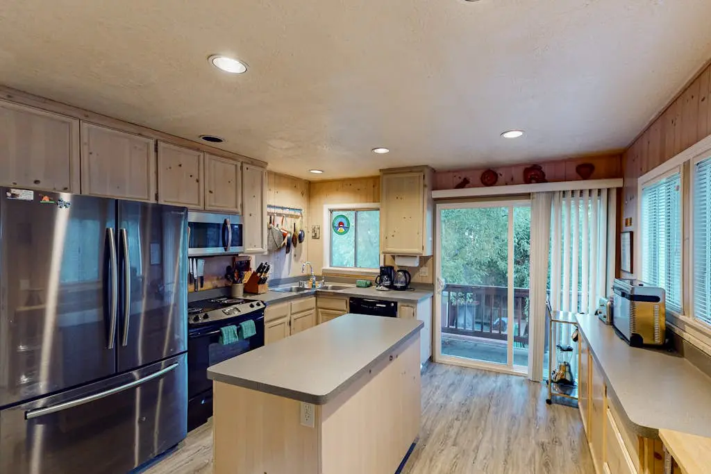Villa Eileen - Guerneville Dog-Friendly Riverfront Cabin with Outdoor Kitchen