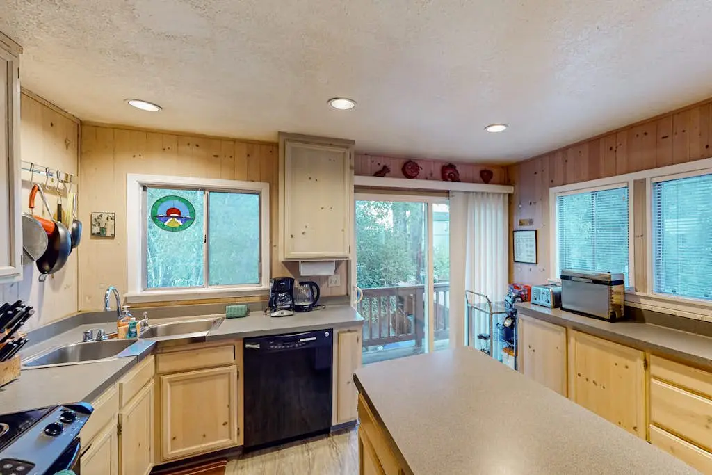 Villa Eileen - Guerneville Dog-Friendly Riverfront Cabin with Outdoor Kitchen
