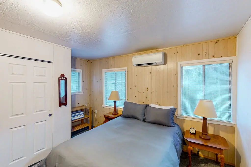 Villa Eileen - Guerneville Dog-Friendly Riverfront Cabin with Outdoor Kitchen