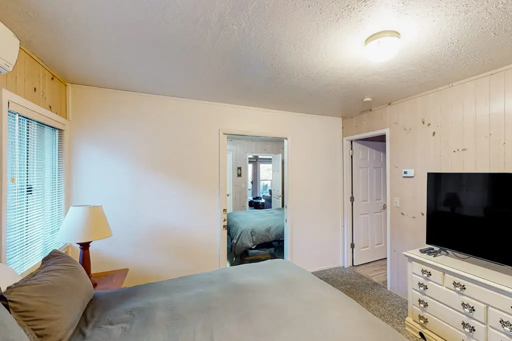 Villa Eileen - Guerneville Dog-Friendly Riverfront Cabin with Outdoor Kitchen
