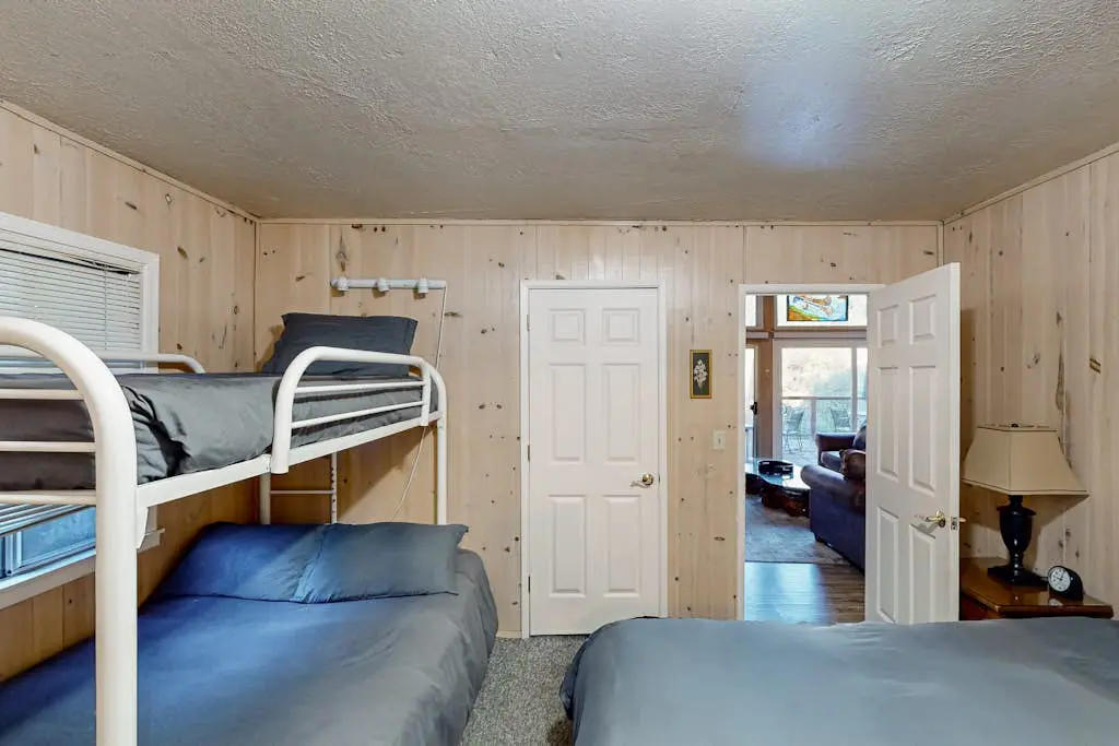 Villa Eileen - Guerneville Dog-Friendly Riverfront Cabin with Outdoor Kitchen