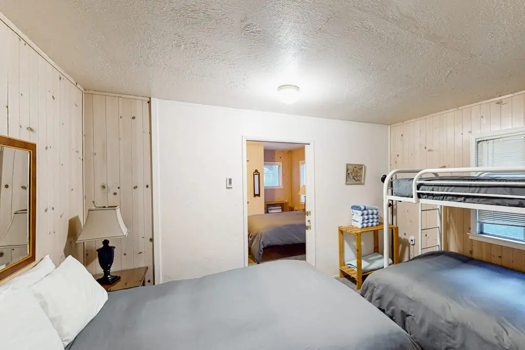 Villa Eileen - Guerneville Dog-Friendly Riverfront Cabin with Outdoor Kitchen