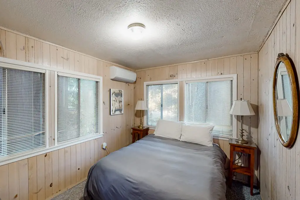 Villa Eileen - Guerneville Dog-Friendly Riverfront Cabin with Outdoor Kitchen