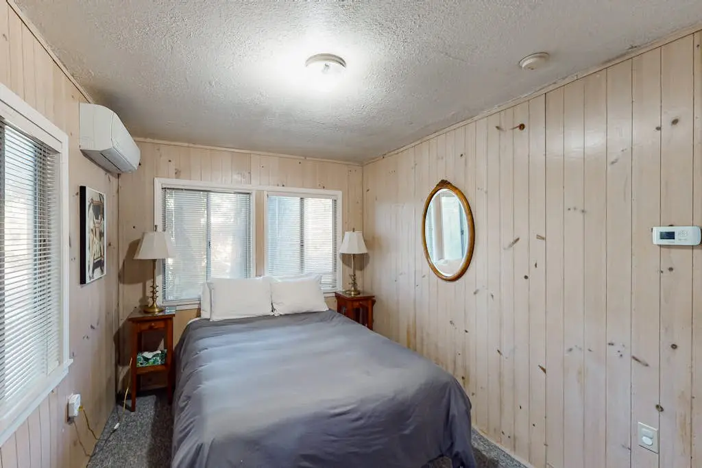 Villa Eileen - Guerneville Dog-Friendly Riverfront Cabin with Outdoor Kitchen