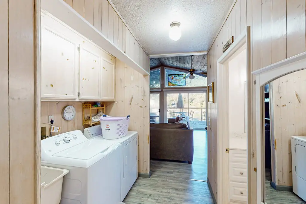 Villa Eileen - Guerneville Dog-Friendly Riverfront Cabin with Outdoor Kitchen