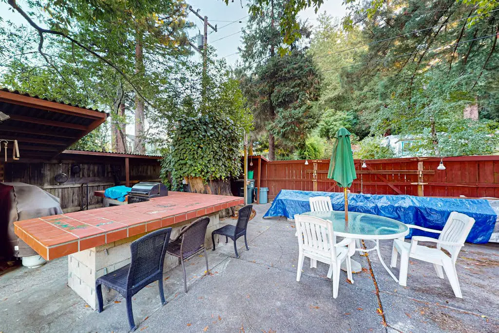 Villa Eileen - Guerneville Dog-Friendly Riverfront Cabin with Outdoor Kitchen