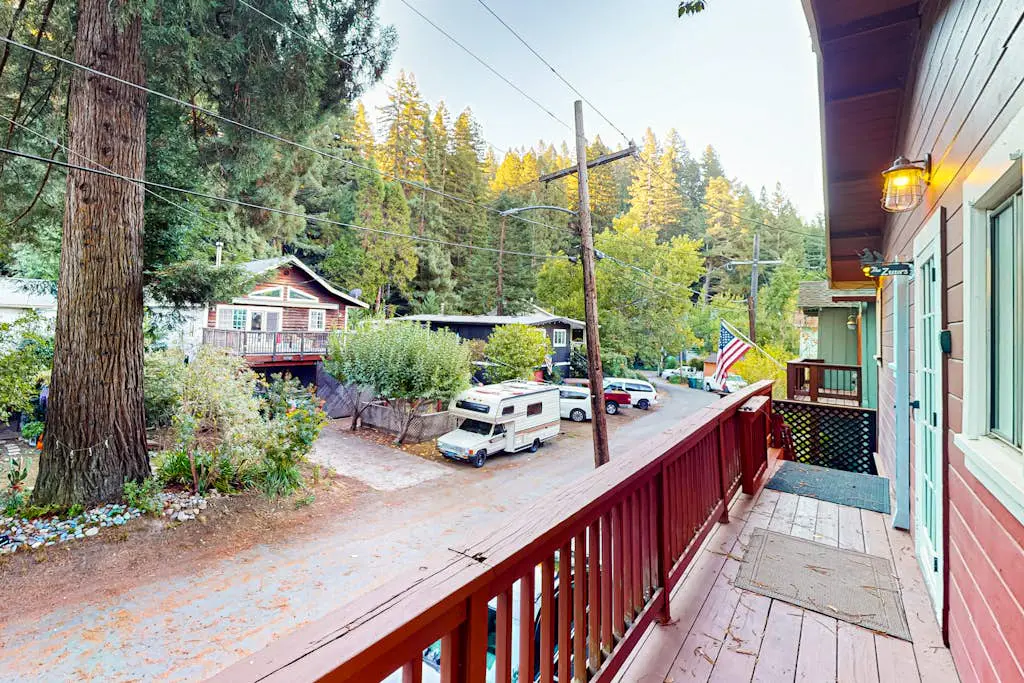 Villa Eileen - Guerneville Dog-Friendly Riverfront Cabin with Outdoor Kitchen