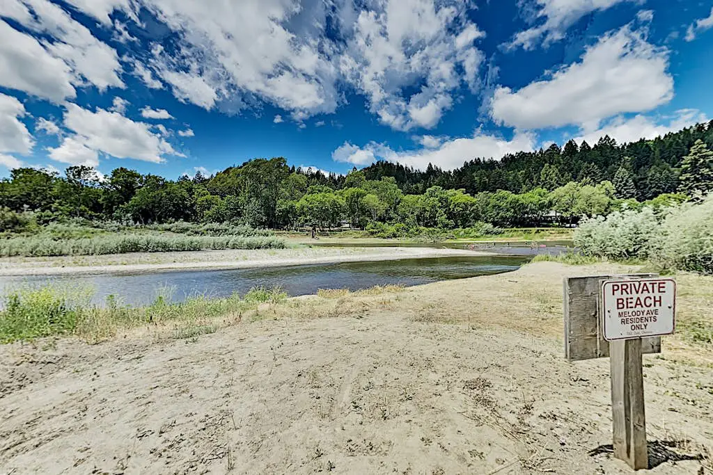 Villa Eileen - Guerneville Dog-Friendly Riverfront Cabin with Outdoor Kitchen