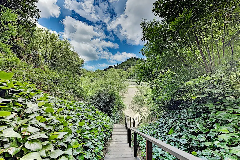 Villa Eileen - Guerneville Dog-Friendly Riverfront Cabin with Outdoor Kitchen