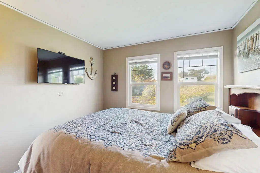 Bodega Bay Dog-Friendly Ocean-View Cottage with Hot Tub