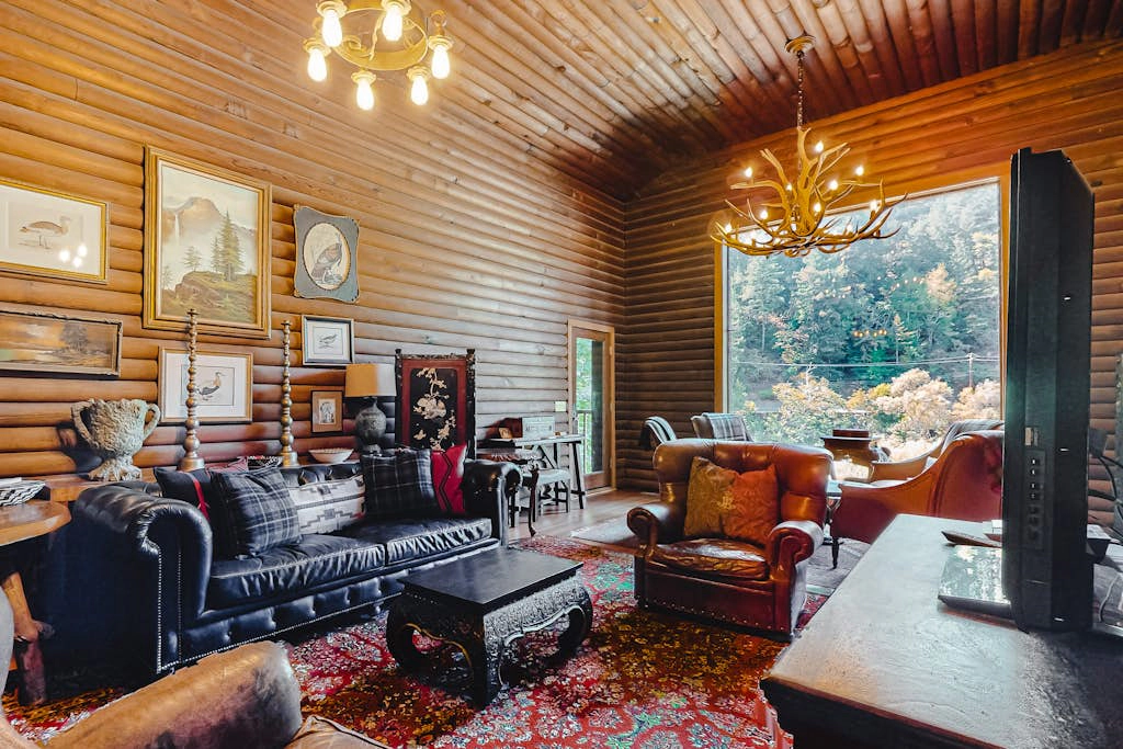 Antler River Lodge - Guerneville Dog-Friendly Riverfront Lodge with Hot Tub