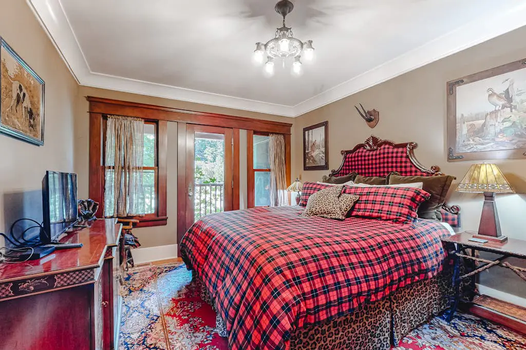 Guerneville Dog-Friendly Riverfront Lodge with Hot Tub