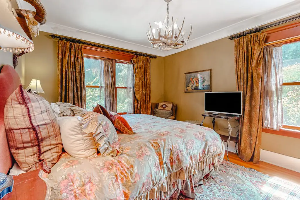 Guerneville Dog-Friendly Riverfront Lodge with Hot Tub