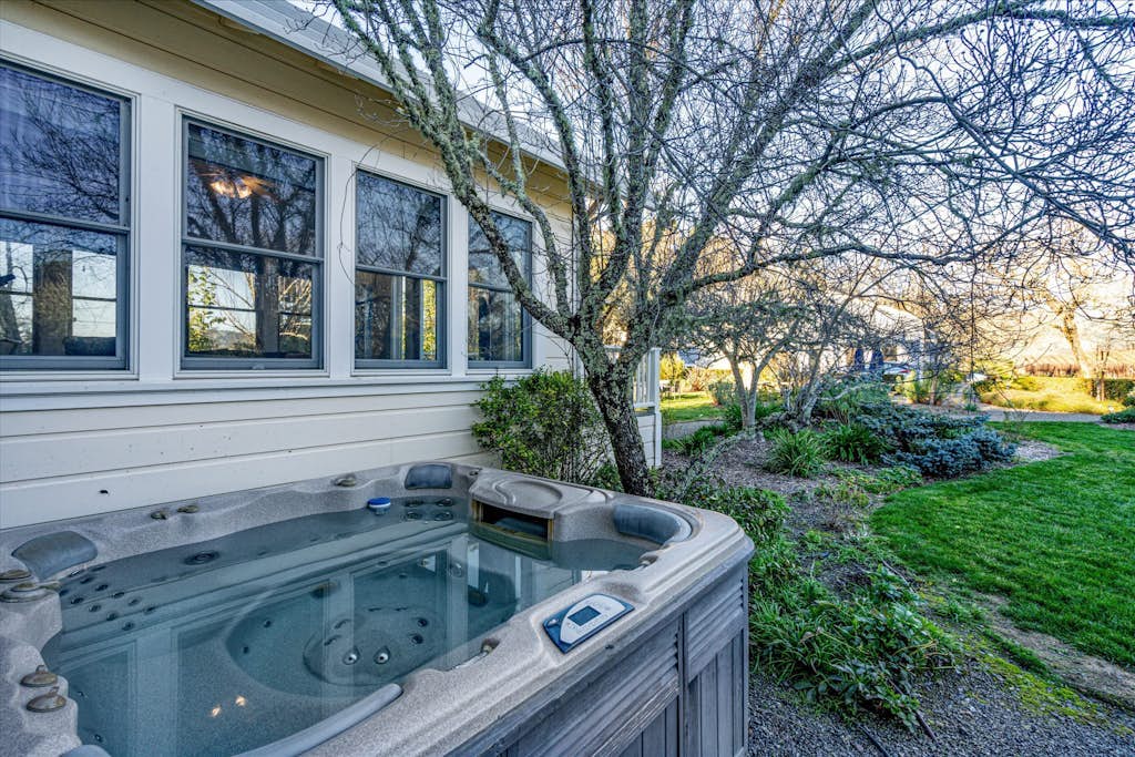 Healdsburg Dog-Friendly Vineyard Farmhouse and Hot Tub
