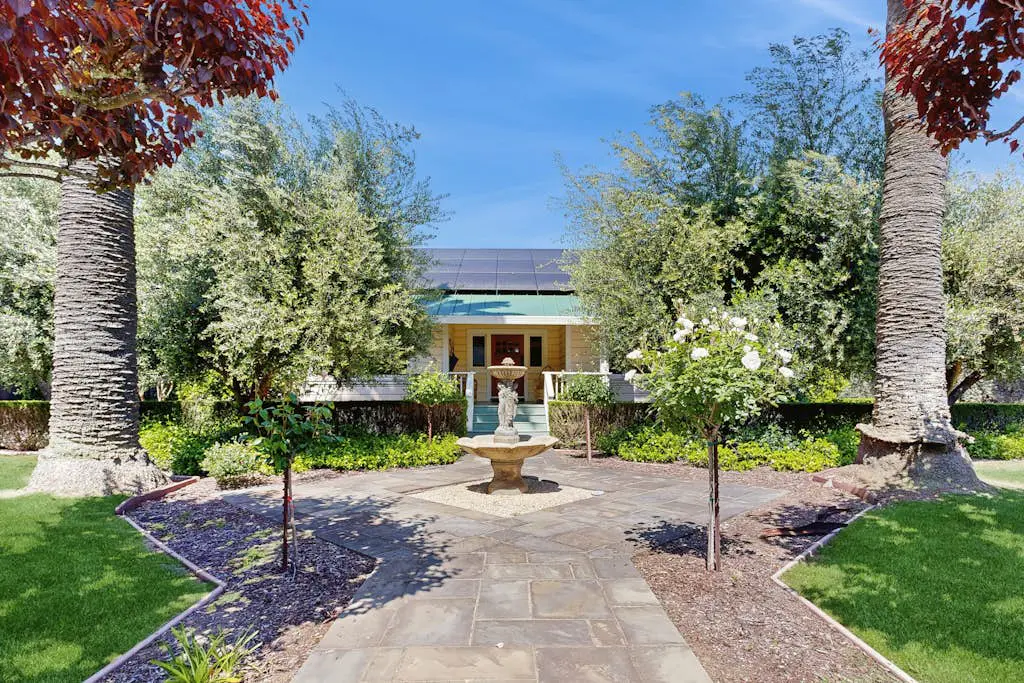 Healdsburg Dog-Friendly Vineyard Farmhouse and Hot Tub