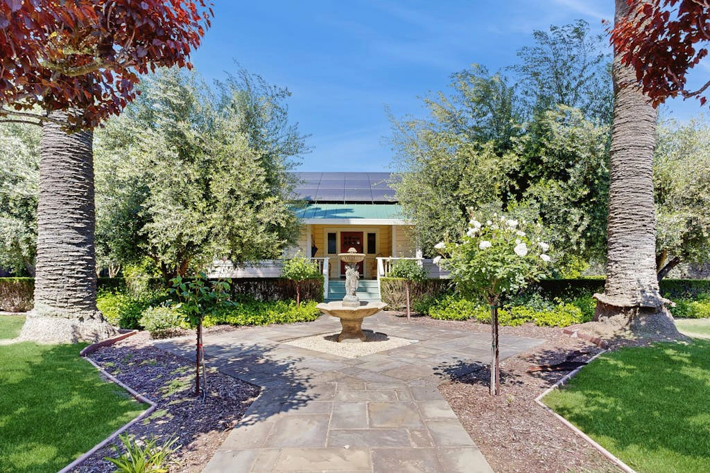 Healdsburg Dog-Friendly Vineyard Farmhouse and Hot Tub